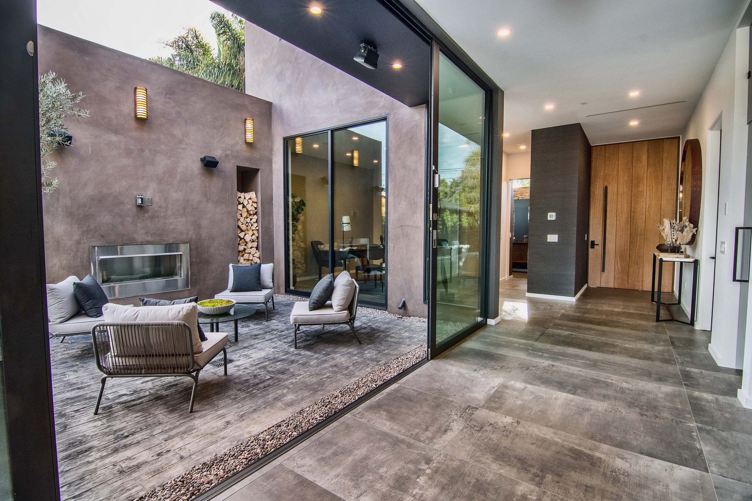 Indoor-outdoor concept in modern California home
