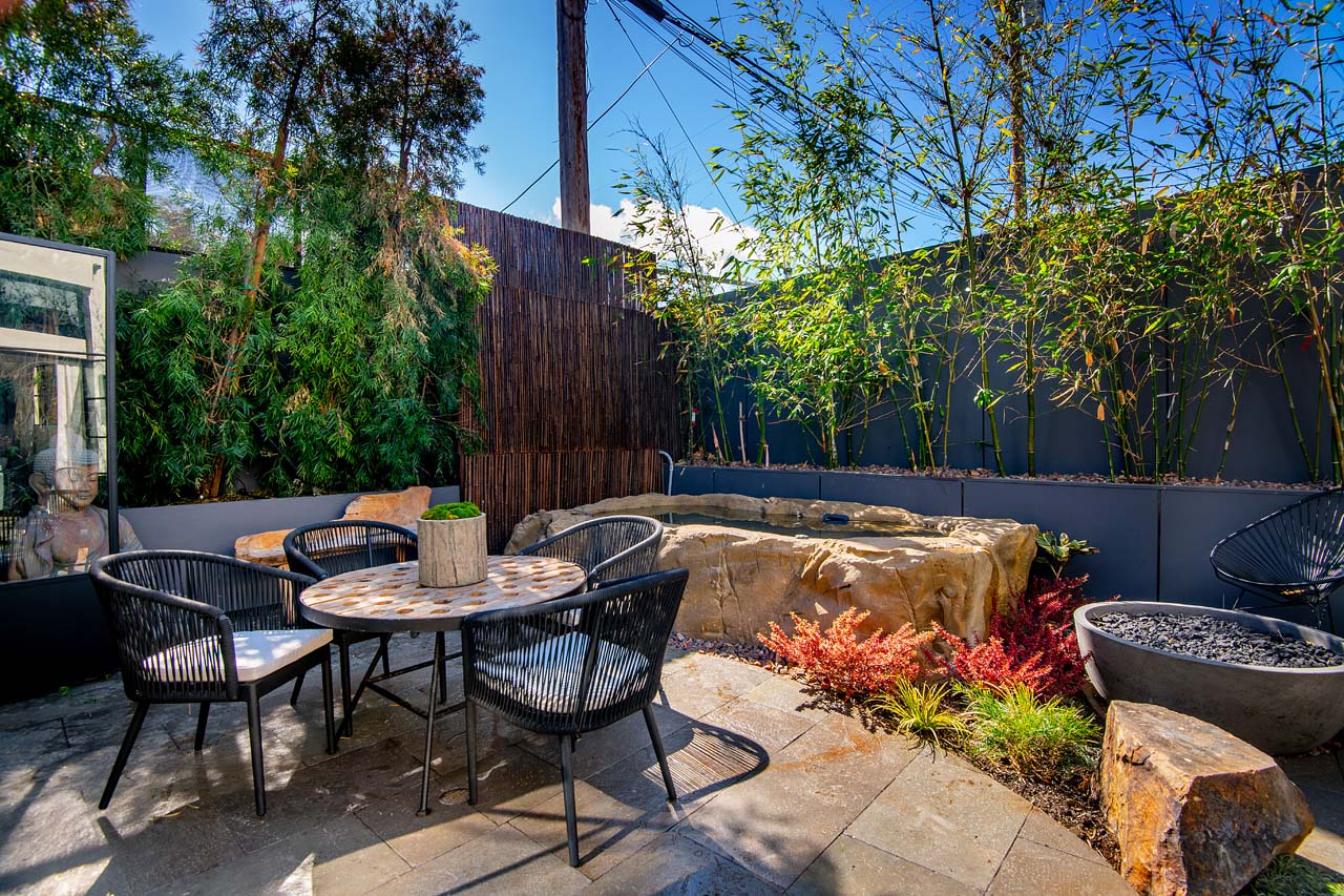 Outdoor dining area in Modern home